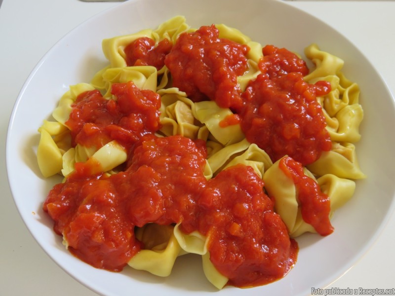 Tortellini frescos de pernil curat amb salsa napolitana