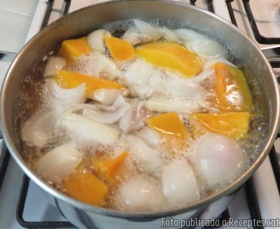 Recepta de cuina de Bullit de ceba de Figueres amb carbassa amb pebre i herbes aromàtiques