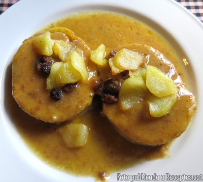 Recepta de cuina de Tall rodó de pollastre de pagès farcit amb salsa de poma