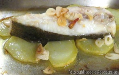 Recepta de cuina de Turbot salvatge escaldat amb alls, bitxo i patates