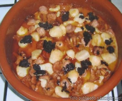 Recepta de cuina de Guisat de botifarra amb bolets , patates i olivada