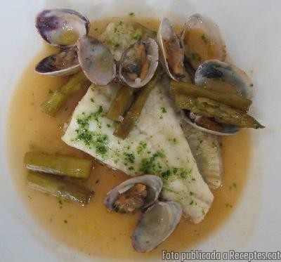 Recepta de cuina de Turbot al forn amb cloïsses i espàrrecs verds