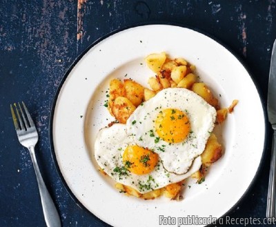 Recepta de cuina de Patates bullides amb pell, fregides, i acompanyades amb ou ferrat