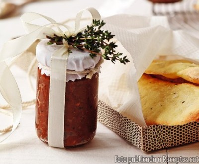 Recepta de cuina de Pesto de tomàquets secs amb herbes aromàticas