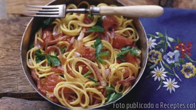 Recepta de cuina de Espaguetis amb salsa de cansalada