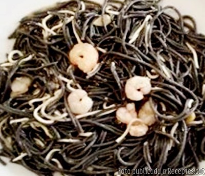 Recepta de cuina de Espaguetis negres amb gambetes i gules
