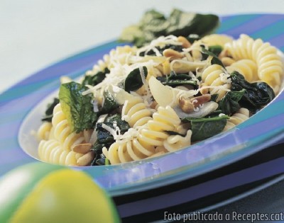 Recepta de cuina de Fusilli-espirals amb espinacs, pinyons i formatge gruyère