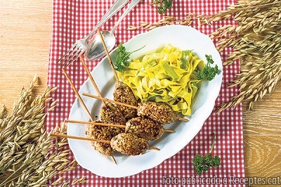 Recepta de cuina de Broquetes de Carn mòlta amb Pasta cremosa