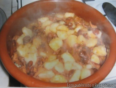 Recepta de cuina de Patates amb rossinyols, xoriço, botifarra i olivada