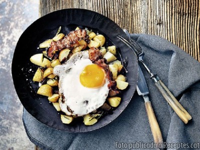 Recepta de cuina de Patates amb cansalada i ou fregit