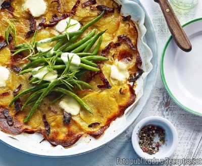 Recepta de cuina de Pizza de patata amb mongeta verda i cansalada