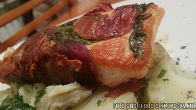 Recepta de cuina de Llom de salmó enrotllat amb pernil salat i fulles d’alfàbega