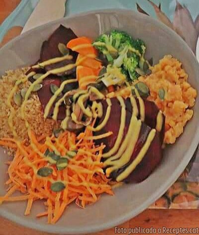 Recepta de cuina de Veggie Bowl d'estiu amb salsa de mostassa