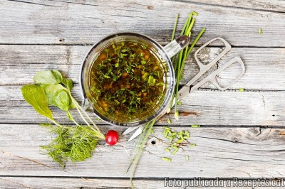 Recepta de cuina de Vinagreta amb herbes aromàticas