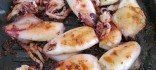 Calamars  d’Arenys a la planxa amb fesols de l'ull negre o escurçatites